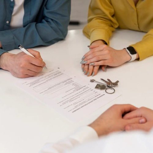 Clientes extranjeros firmando un contrato de compraventa acompañados por un abogado en Marbella, Costa del Sol.